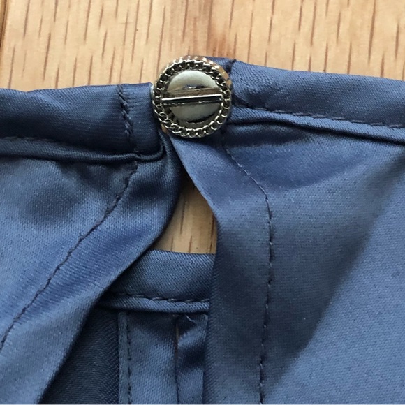 Cropped tie back blouse in a size medium. - Picture 9 of 13